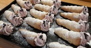 Neskutečná dobrota! Kornoutky s tvarohovo-višňovým krémem hotové raz dva