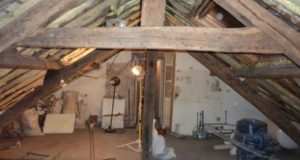 Druhá šance pro chátrající podkroví: Luxusní a prosvětlený byt plný kontrastů