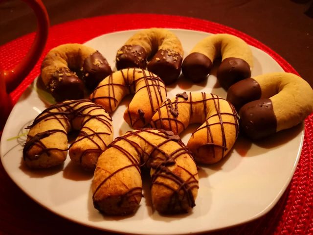 Kaštanové podkovy s čokoládovou polevou – rychlé a voňavé vánoční cukroví