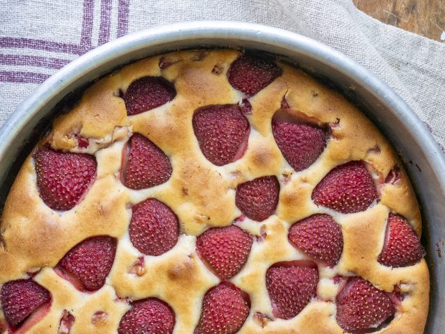 Jahodový koláč se smetanou – vláčný, voňavý a dokonale letní dezert Jahodový koláč se smetanou – vláčný, voňavý a dokonale letní dezert