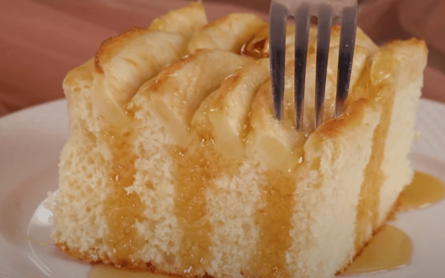 Jednoduchý kynutý jablečný koláč s medem – vláčný, voňavý a hotový bez složitostí