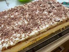 Smetanovo-vanilkový koláč s kakaovým korpusem a čokoládou