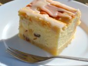 Jemný koláč s vanilkovým krémem a bílou polevou Prima Inspirace