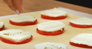 Mozzarellové kapsy z listového těsta s rajčaty a dresinkem Mozzarellové kapsy z listového těsta s rajčaty a dresinkem