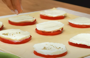 Mozzarellové kapsy z listového těsta s rajčaty a dresinkem Mozzarellové kapsy z listového těsta s rajčaty a dresinkem