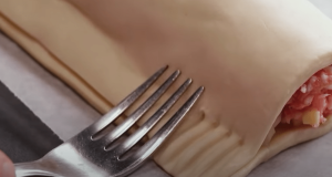 Nevíte co s listovým těstem? Vyzkoušejte tyto kapsičky plné mletého masa! Kapsičky z listového těsta plněné mletým masem a sýrem – ideální pohoštění na oslavu