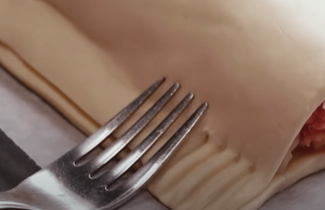 Nevíte co s listovým těstem? Vyzkoušejte tyto kapsičky plné mletého masa! Kapsičky z listového těsta plněné mletým masem a sýrem – ideální pohoštění na oslavu