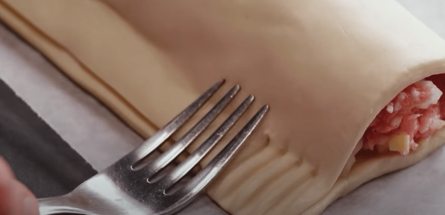 Kapsičky z listového těsta plněné mletým masem a sýrem – ideální pohoštění na oslavu Kapsičky z listového těsta plněné mletým masem a sýrem – ideální pohoštění na oslavu