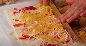 Oblíbené pohoštění pro přátele a rodinu: Skvělé mini tortillky připravené z listového těsta! Luxusní mini tortilly se šunkou, sýrem a zeleninou: rychlé pohoštění