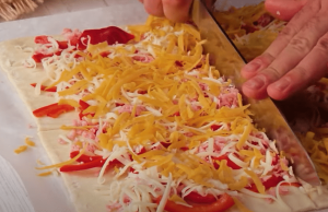 Oblíbené pohoštění pro přátele a rodinu: Skvělé mini tortillky připravené z listového těsta! Luxusní mini tortilly se šunkou, sýrem a zeleninou: rychlé pohoštění