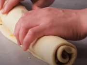 Mini sýrové šneky z kynutého těsta – nadýchaná slaná dobrota s čedarem, fetou a cibulkou