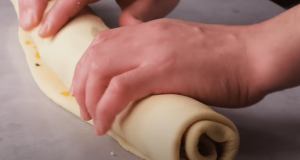 Jednoduchý recept na vynikající mini sýrové šneky z kynutého těsta! Mini sýrové šneky z kynutého těsta – nadýchaná slaná dobrota s čedarem, fetou a cibulkou