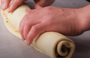 Mini sýrové šneky z kynutého těsta – nadýchaná slaná dobrota s čedarem, fetou a cibulkou