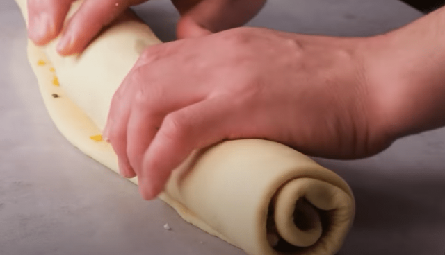 Mini sýrové šneky z kynutého těsta – nadýchaná slaná dobrota s čedarem, fetou a cibulkou