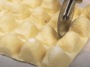 Slané jednohubky z listového těsta s mozzarellou, šunkou a rajčaty – hit každé party