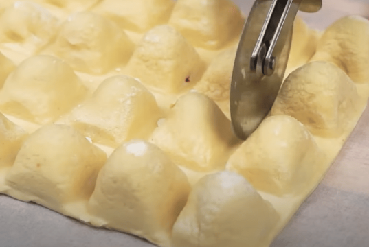 Slané jednohubky z listového těsta s mozzarellou, šunkou a rajčaty – hit každé party