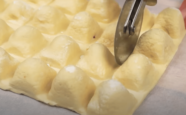 Slané jednohubky z listového těsta s mozzarellou, šunkou a rajčaty – hit každé party