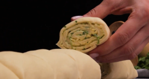 Bylinkové rohlíčky z kynutého těsta: Nadýchané pečivo s česnekem a sýrem