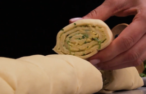Jednoduchý recept na chutné bylinkové rohlíčky z kynutého těsta! Bylinkové rohlíčky z kynutého těsta: Nadýchané pečivo s česnekem a sýrem