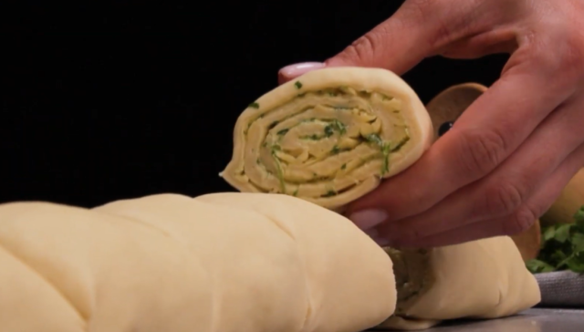 Bylinkové rohlíčky z kynutého těsta: Nadýchané pečivo s česnekem a sýrem