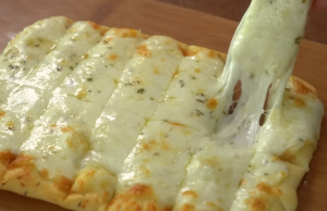 Sýrové tyčinky s česnekem – rychlá slaná pochoutka pro každou návštěvu