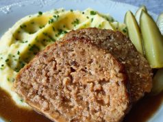 Sekaná s rozmarýnem, máslovou šťávou a bramborovou kaší s pažitkou