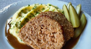 Sekaná s rozmarýnem, máslovou šťávou a bramborovou kaší s pažitkou