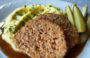 Sekaná s rozmarýnem, máslovou šťávou a bramborovou kaší s pažitkou