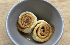 Rychlý skořicový šnek z hrnečku Rychlý skořicový šnek z hrnečku – hotový za 1 minutu v mikrovlnce