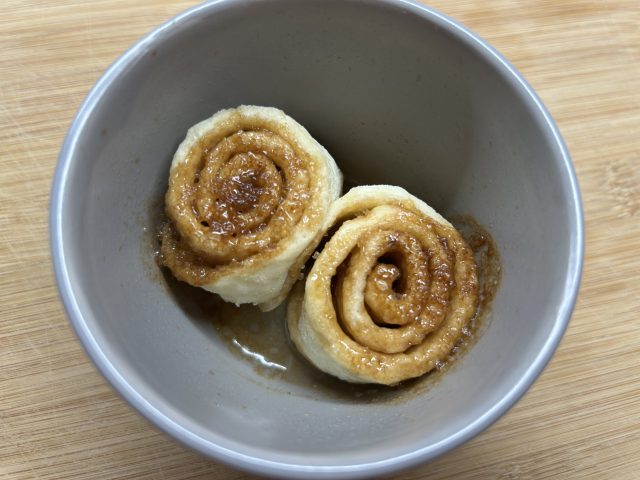 Rychlý skořicový šnek z hrnečku – hotový za 1 minutu v mikrovlnce