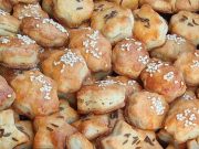 Domácí slané pečivo za pár minut — snadné, voňavé a ideální ke každé příležitosti Rychlé slané pečivo z tavených sýrů a másla: k vínu, pivu i jen tak na zakousnutí