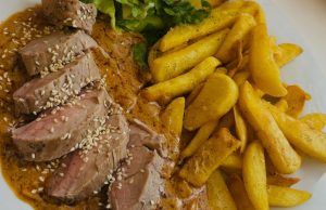 Tohle musíte zkusit: šťavnatá panenka v krémové pepřové omáčce + křupavá slanina Vepřová panenka se slaninovou pepřovou omáčkou – šťavnatá, rychlá a luxusní večeře