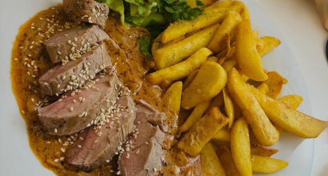 Vepřová panenka se slaninovou pepřovou omáčkou – šťavnatá, rychlá a luxusní večeře Vepřová panenka se slaninovou pepřovou omáčkou – šťavnatá, rychlá a luxusní večeře