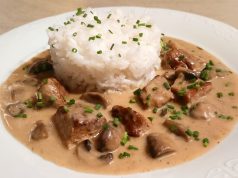 Vepřové kostky s žampionovou omáčkou a tymiánem, podávané s rýží