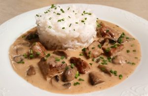 Vepřové kostky s žampionovou omáčkou a tymiánem, podávané s rýží