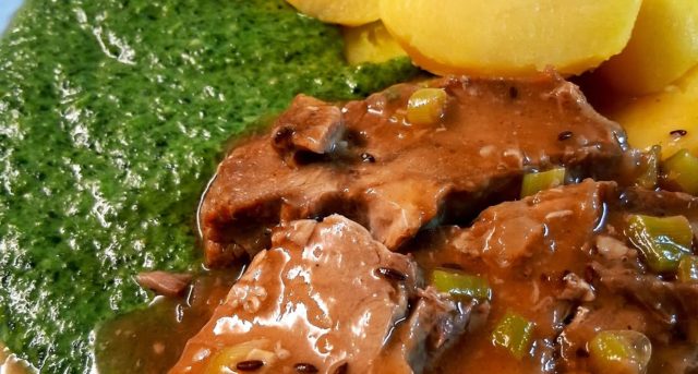 Pečené vepřové maso se špenátem a bramborem – poctivá česká klasika