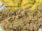 Šťavnaté vepřové na kapustě s brambory: Recept jako od babičky