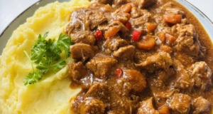 Vepřové maso na šťávě s mrkví a bramborovou kaší