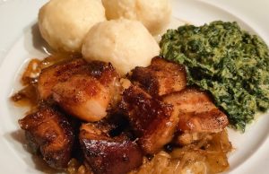 Vepřové výpečky, špenát a bramborové knedlíky