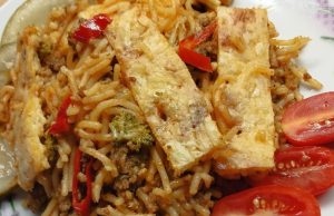 Zapečené špagety s mletým masem, zeleninou a sýrem: jednoduchý a sytý oběd pro celou rodinu