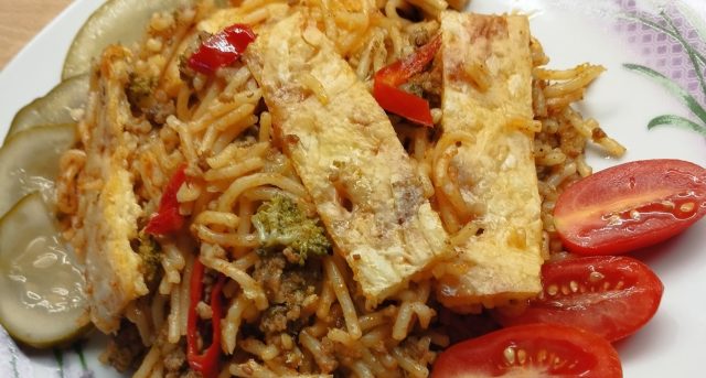 Zapečené špagety s mletým masem, zeleninou a sýrem: jednoduchý a sytý oběd pro celou rodinu