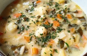 Zeleninová polévka s kuřecím masem a smetanou – poctivý vývar, spousta zeleniny a jemná smetanová chuť