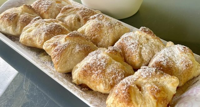 Zmuchlanci z listového těsta s jablky a skořicovým cukrem: rychlý a voňavý dezert