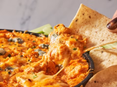 Buffalo chicken dip – krémový pikantní dip s kuřecím masem a sýrem, ideální na párty Buffalo chicken dip - krémový pikantní dip s kuřecím masem a sýrem, ideální na párty