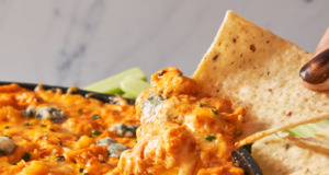 Buffalo chicken dip – krémový pikantní dip s kuřecím masem a sýrem, ideální na párty Buffalo chicken dip - krémový pikantní dip s kuřecím masem a sýrem, ideální na párty
