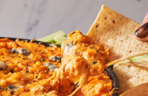 Buffalo chicken dip – krémový pikantní dip s kuřecím masem a sýrem, ideální na párty Buffalo chicken dip - krémový pikantní dip s kuřecím masem a sýrem, ideální na párty