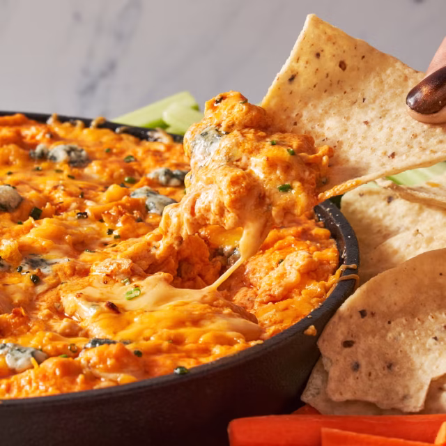 Buffalo chicken dip - krémový pikantní dip s kuřecím masem a sýrem, ideální na párty