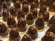 Nepečené včelí úlky z ořechového těsta s krémovou náplní Včelí úlky s krémem – tradiční nepečené vánoční cukroví