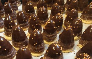 Nepečené včelí úlky z ořechového těsta s krémovou náplní Včelí úlky s krémem – tradiční nepečené vánoční cukroví