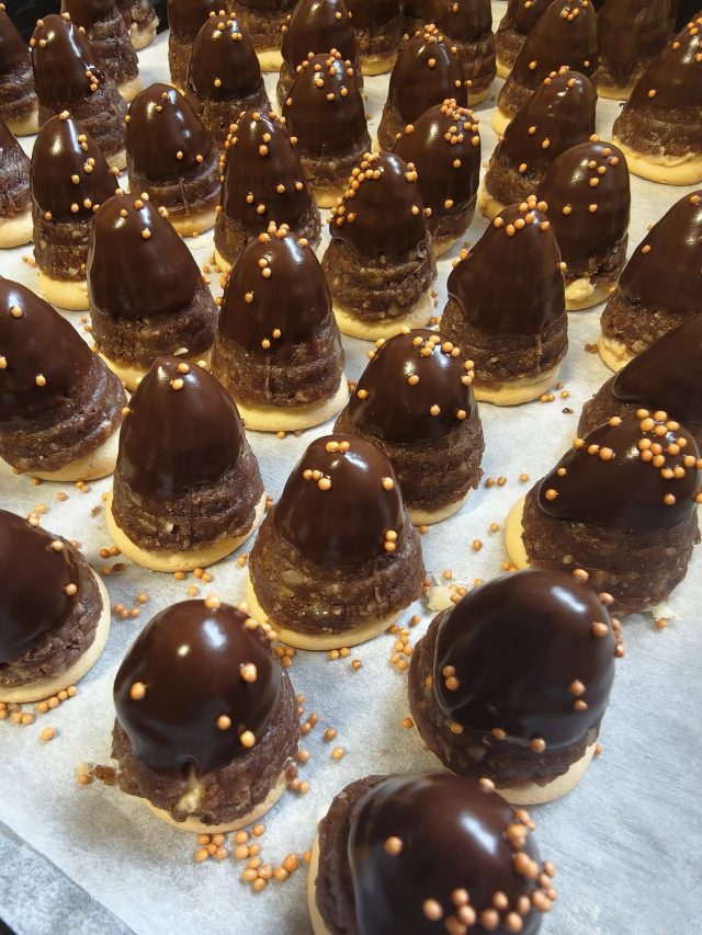 Včelí úlky s krémem – tradiční nepečené vánoční cukroví Včelí úlky s krémem – tradiční nepečené vánoční cukroví